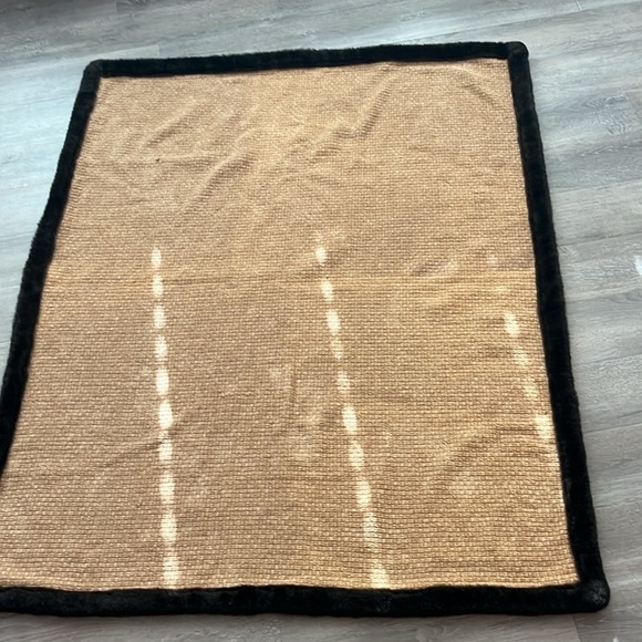 Pottery Barn throw blanket tan natural basket weave dark brown faux fur trim - Picture 5 of 7